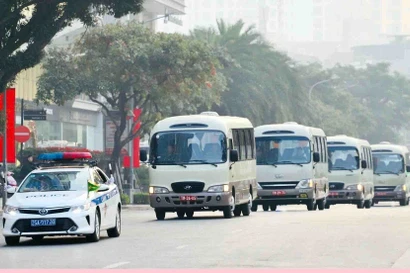 Đoàn xe di chuyển qua phố Trần Duy Hưng, hướng về lại Trung tâm Hội nghị Quốc gia. (Ảnh: Phạm Kiên/TTXVN)