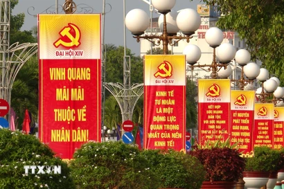 Rực rỡ các băng rôn, áp phích tuyên truyền về Đại hội XIV. (Ảnh: Chanh Đa/TTXVN)