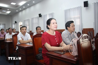 Các đảng viên, cán bộ phường Bạc Liêu (tỉnh Cà Mau) theo dõi truyền hình trực tiếp phiên khai mạc Đại hội XIV của Đảng. (Ảnh: Chanh Đa/TTXVN)