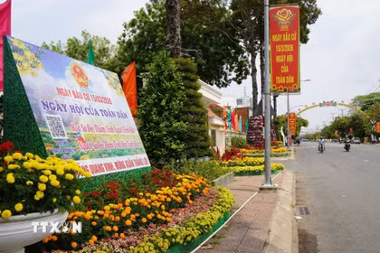 Bảng tuyên truyền trực quan về “Ngày bầu cử” đặt ngay trước cổng trụ sở Ủy ban Nhân dân phường Sa Đéc (tỉnh Đồng Tháp), có in mã QR code tra cứu thông tin bầu cử. (Ảnh: Nhựt An/TTXVN)