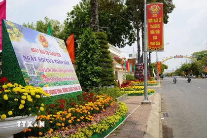 Bảng tuyên truyền trực quan về “Ngày bầu cử” đặt ngay trước cổng trụ sở Ủy ban Nhân dân phường Sa Đéc (tỉnh Đồng Tháp), có in mã QR code tra cứu thông tin bầu cử. (Ảnh: Nhựt An/TTXVN)