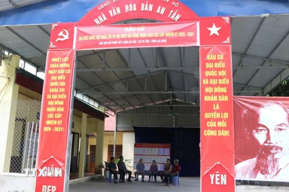 Tổ bầu cử số 4 tại Nhà văn hóa bản An Tần, xã Pa Tần, tỉnh Lai Châu sẵn sàng cho bầu cử. (Ảnh: Nguyễn Oanh/TTXVN)