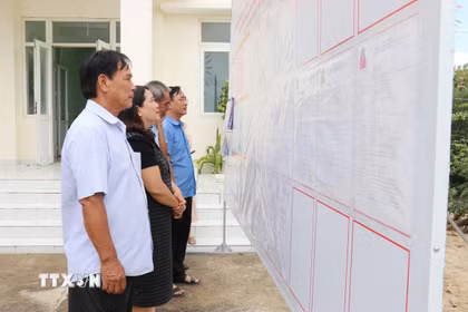 Cử tri phường Đông Hải (Khánh Hòa) tìm hiểu thông tin về người ứng cử đại biểu Quốc hội khóa XVI và đại biểu Hội đồng nhân dân các cấp nhiệm kỳ 2026-2031 tại Trạm kiểm soát Biên phòng Đông Hải. (Ảnh: Nguyễn Thành/TTXVN)