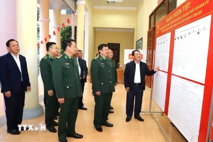 Bí thư Tỉnh ủy Tuyên Quang Hầu A Lềnh kiểm tra công tác chuẩn bị cho bầu cử ở điểm bỏ phiếu số 2, Bộ đội Biên phòng tỉnh. (Ảnh: TTXVN phát)