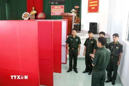Tiểu đoàn Huấn luyện-Cơ động 2 kiểm tra cơ sở vật chất đảm bảo cho Ngày bầu cử sớm. (Ảnh Hồng Hiếu/TTXVN)