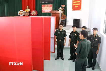 Tiểu đoàn Huấn luyện-Cơ động 2 kiểm tra cơ sở vật chất đảm bảo cho Ngày bầu cử sớm. (Ảnh Hồng Hiếu/TTXVN)