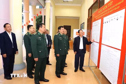 Bí thư Tỉnh ủy Tuyên Quang Hầu A Lềnh kiểm tra công tác chuẩn bị cho bầu cử ở điểm bỏ phiếu số 2, Bộ đội Biên phòng tỉnh. (Ảnh: TTXVN phát)