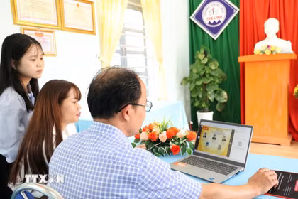 Trường Phổ thông Dân tộc nội trú THCS Trà Linh (xã Trà Linh, thành phố Đà Nẵng) theo dõi thông tin về bầu cử trên Internet. (Ảnh: Trần Tĩnh/TTXVN)