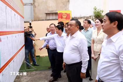 Đoàn giám sát, kiểm tra của Ủy ban Thường vụ Quốc hội, Hội đồng bầu cử Quốc gia kiểm tra thực tế tại khu vực bỏ phiếu số 12, phường Nha Trang. (Ảnh: Xuân Triệu/TTXVN)