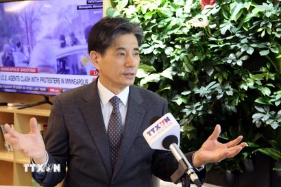 Ông Kwon Sung-taek, Phó Chủ tịch điều hành Hiệp hội giao lưu văn hóa, kinh tế Hàn-Việt (KOVECA) trả lời phỏng vấn của Phóng viên TTXVN tại Hàn Quốc. (Ảnh: Trường Giang/TTXVN)