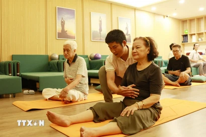 Người cao tuổi tham gia các hoạt động tại một cơ sở chăm sóc người cao tuổi ban ngày. (Ảnh: Đinh Hằng/TTXVN)