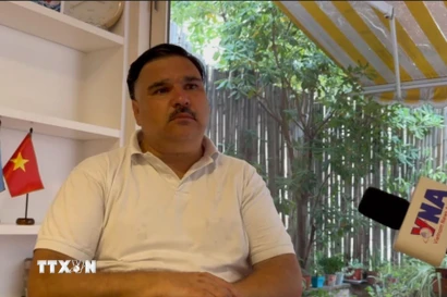 Giáo sư Ezequiel Ramoneda, điều phối viên Trung tâm Nghiên cứu Đông Nam Á (CESEA) của Argentina, trả lời phỏng vấn phóng viên TTXVN tại Buenos Aires. (Ảnh: Diệu Hương/TTXVN)