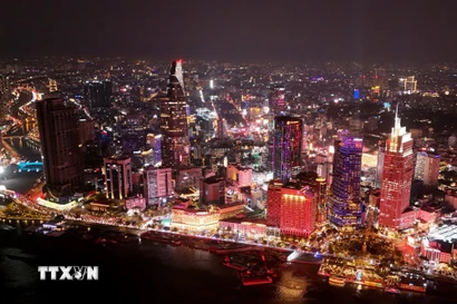 Toàn cảnh trung tâm Thành phố Hồ Chí Minh rực sắc Đỏ bên sông Sài Gòn hướng về Đại hội XIV. (Ảnh: Hồng Đạt/TTXVN)