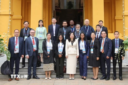 Thứ trưởng Ngoại giao Lê Thị Thu Hằng tiếp đoàn phóng viên nước ngoài đưa tin Đại hội Đảng lần thứ XIV. (Nguồn: TTXVN phát)