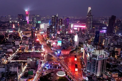 Trung tâm Thành phố Hồ Chí Minh lung linh ánh sáng, nhịp sống đô thị về đêm nhìn từ công trường Quách Thị Trang trước chợ Bến Thành. (Ảnh: Hồng Đạt/TTXVN)