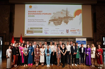 Bà Rachel Nguyen Isenschmid (áo dài hồng) trong một hoạt động của SVEF tại Thuỵ Sĩ. (Ảnh: Anh Hiển/TTXVN)