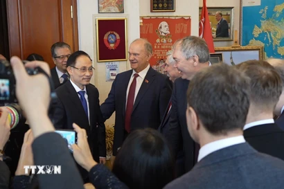 Chủ tịch Đảng Cộng sản Liên bang Nga Gennady Zyuganov đón Đặc phái viên của Tổng Bí thư Tô Lâm, Uỷ viên Bộ Chính trị, Bộ trưởng Ngoại giao Lê Hoài Trung. (Ảnh: Trần Hải/TTXVN)