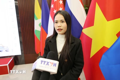 Em Nguyễn Thị Lan Anh, học viên thạc sỹ tại Đại học Kinh tế thương mại đối ngoại Bắc Kinh, trả lời phỏng vấn phóng viên TTXVN tại Bắc Kinh. (Ảnh: Công Tuyên/TTXVN)