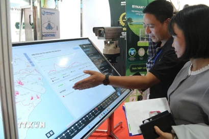 Đại biểu tìm hiểu về Hệ sinh thái nền tảng nông nghiệp số Việt Nam tại triển lãm công nghệ số tại Đồng Nai. (Ảnh: Lê Xuân/TTXVN)