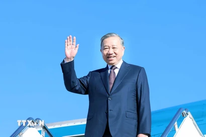 Tổng Bí thư Tô Lâm tại sân bay quân sự Andrews. (Ảnh: Thống Nhất/TTXVN)