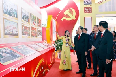 Chủ tịch Quốc hội Trần Thanh Mẫn và đại biểu tham quan gian trưng bày ảnh tại Đại hội. (Ảnh: Doãn Tấn/TTXVN)