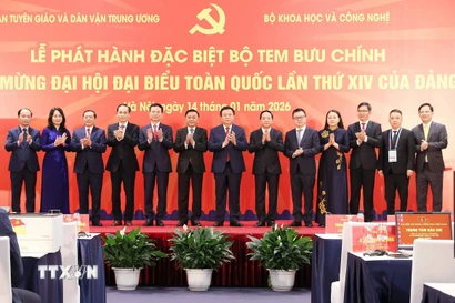 Chiều 14/1/2026, tại Trung tâm Hội nghị quốc gia, Ban Tuyên giáo và Dân vận Trung ương phối hợp với Bộ Khoa học và Công nghệ tổ chức Lễ phát hành đặc biệt bộ tem bưu chính "Chào mừng Đại hội đại biểu toàn quốc lần thứ XIV của Đảng." Ông Trần Cẩm Tú, Ủy viên Bộ Chính trị, Thường trực Ban Bí thư; ông Nguyễn Xuân Thắng; Ủy viên Bộ Chính trị, Chủ tịch Hội đồng Lý luận Trung ương, Giám đốc Học viện Chính trị Quốc gia Hồ Chí Minh đến dư. (Ảnh: An Đăng/TTXVN)