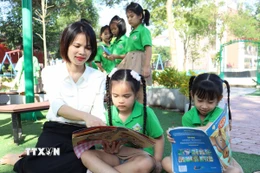 Cô và trò Trường Tiểu học và Trung học cơ sở Trần Quốc Toản, thành phố Bắc Ninh hào hứng với giờ đọc sách. (Ảnh: Thanh Thương/TTXVN)