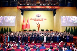 Các đại biểu thực hiện nghi lễ bế mạc Đại hội. (Ảnh: TTXVN)