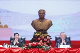 Tổng Bí thư Tô Lâm và Tổng Bí thư, Chủ tịch nước Lào Thongloun Sisoulith chủ trì Hội nghị thông báo kết quả Đại hội đại biểu toàn quốc lần thứ XIV Đảng của Cộng sản Việt Nam. (Ảnh: Thống Nhất/TTXVN)