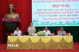 Lãnh đạo Ủy ban Mặt trận Tổ quốc Việt Nam tỉnh Vĩnh Long điều hành Hội nghị. (Ảnh: Phạm Minh Tuấn/TTXVN)