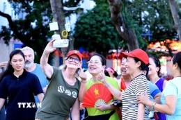 Toàn quyền Australia Sam Mostyn selfie, lưu lại hình ảnh với người dân Hà Nội thân thiện. (Ảnh: Tuấn Anh/TTXVN)