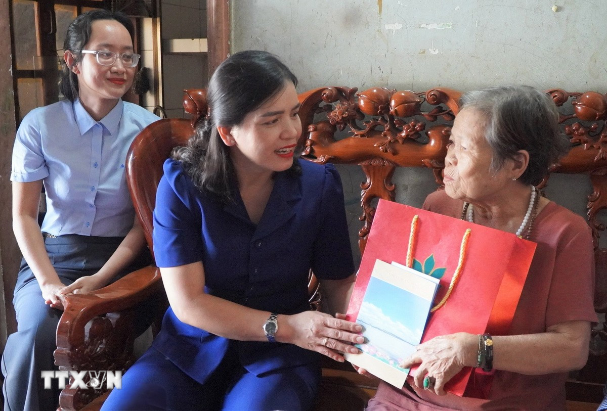 Tặng quà cho người có công với cách mạng. (Ảnh minh họa. Nguồn: TTXVN)