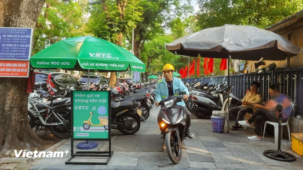 Một điểm trông giữ xe trên phố. (Ảnh: Việt Hùng/Vietnam+)