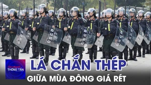 Lá chắn thép Cảnh sát cơ động giữa mùa đông giá rét
