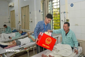 Hòm phiếu lưu động: Bảo đảm quyền bầu cử cho những cử tri đặc biệt