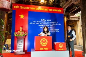 Cử tri đi bỏ phiếu sáng 15/3. (Ảnh: Minh Sơn/Vietnam+)