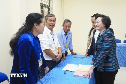 Phó Thủ tướng Phạm Thị Thanh Trà trao đổi, động viên tổ bầu cử tại Khu vực bỏ phiếu số 12 của phường Mường Thanh, tỉnh Điện Biên. (Ảnh: Xuân Tư/TTXVN)