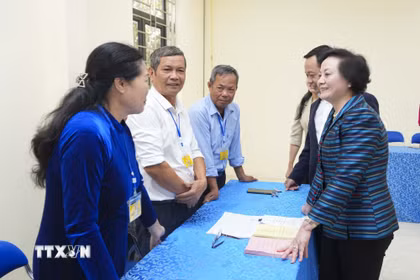 Phó Thủ tướng Phạm Thị Thanh Trà trao đổi, động viên tổ bầu cử tại Khu vực bỏ phiếu số 12 của phường Mường Thanh, tỉnh Điện Biên. (Ảnh: Xuân Tư/TTXVN)