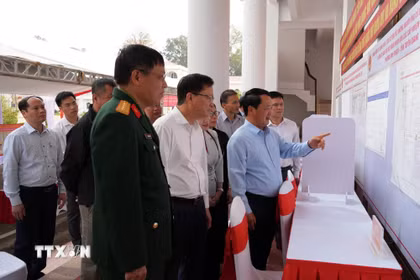 Bí thư Tỉnh ủy Tuyên Quang Hầu A Lềnh kiểm tra việc niêm yết danh sách cử tri, danh sách người ứng cử đại biểu Quốc hội khóa XVI và đại biểu Hội đồng Nhân dân các cấp nhiệm kỳ 2026-2031 tại khu vực bỏ phiếu trên địa bàn phường Bình Thuận. (Ảnh: Minh Tâm/TTXVN)