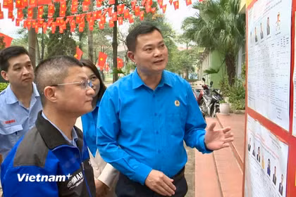 Cán bộ công đoàn và người lao động Thủ đô nghiên cứu tiểu sử của đại biểu Quốc hội khóa XVI và đại biểu Hội đồng Nhân dân các cấp nhiệm kỳ 2026-2031. (Ảnh: Minh Nghĩa/Vietnam+)