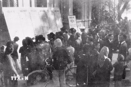 Cử tri Thủ đô xem danh sách, tiểu sử các đại biểu ra ứng cử năm 1946. (Ảnh: Tư liệu TTXVN)