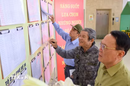 Danh sách người ứng cử, cử tri tại mỗi khu vực bỏ phiếu đều được niêm yết công khai. (Ảnh: Thanh Tùng/TTXVN)