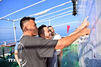 Cử tri tàu Hải An 68 tìm hiểu danh sách niêm yết các ứng viên đại biểu Quốc hội khóa XVI và đại biểu Hội đồng Nhân dân Thành phố Hồ Chí Minh nhiệm kỳ 2026-2031. (Ảnh: TTXVN phát)