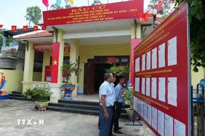 Khu vực bỏ phiếu số 2, xã Tân Hiệp được trang trí khoa học, đúng quy định. (Ảnh: Anh Dũng/TTXVN)