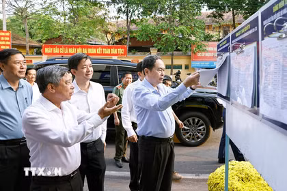 Chủ tịch Quốc hội Trần Thanh Mẫn khảo sát Khu vực bỏ phiếu tại phường Ninh Kiều, thành phố Cần Thơ. (Ảnh: Doãn Tấn/TTXVN)