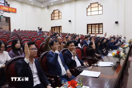 Các đại biểu biểu quyết thống nhất thông qua danh sách những người đủ tiêu chuẩn ứng cử đại biểu Hội đồng Nhân dân tỉnh Ninh Bình khóa XVI, nhiệm kỳ 2026-2031. (Ảnh: Hải Yến/TTXVN)