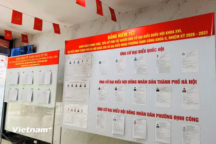 Niêm yết danh sách người ứng cử đại biểu Quốc hội khóa XVI ở đơn vị bầu cử số 3; đại biểu Hội đồng Nhân dân thành phố Hà Nội khóa XVII, đơn vị bầu cử số 9; người ứng cử đại biểu Hội đồng Nhân dân phường Định Công khóa II nhiệm kỳ 2026-2031. (Ảnh: Trí Đức/Vietnam+)
