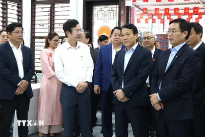 Đại tướng Lương Tam Quang (thứ 2, từ phải sang) kiểm tra công tác bầu cử tại phường Thuận Hóa, thành phố Huế. (Ảnh: Văn Dũng/TTXVN)