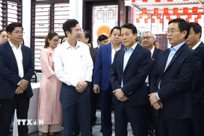Đại tướng Lương Tam Quang (thứ 2, từ phải sang) kiểm tra công tác bầu cử tại phường Thuận Hóa, thành phố Huế. (Ảnh: Văn Dũng/TTXVN)