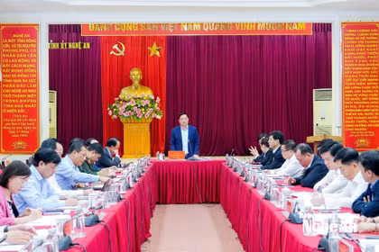 Ông Nguyễn Khắc Thận - Bí thư Tỉnh ủy, Phó Trưởng Ban Chỉ đạo tỉnh chủ trì phiên họp thứ nhất Ban Chỉ đạo bầu cử đại biểu Quốc hội và Hội đồng Nhân dân các cấp nhiệm kỳ 2026-2031. (Nguồn: Đại biểu Nhân dân tỉnh Nghệ An)
